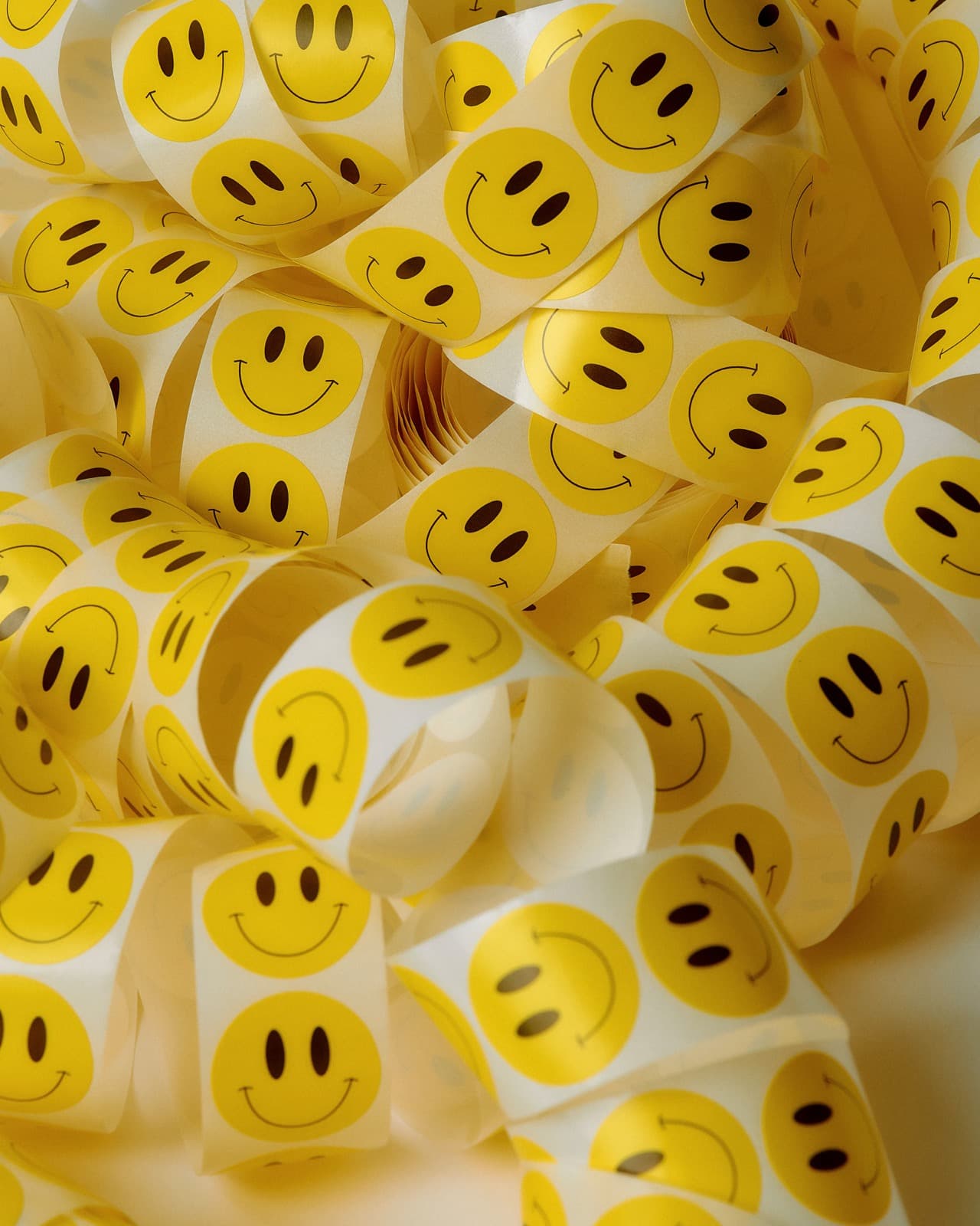 Gekringelte Streifen mit runden Smiley-Stickern liegen lose übereinander